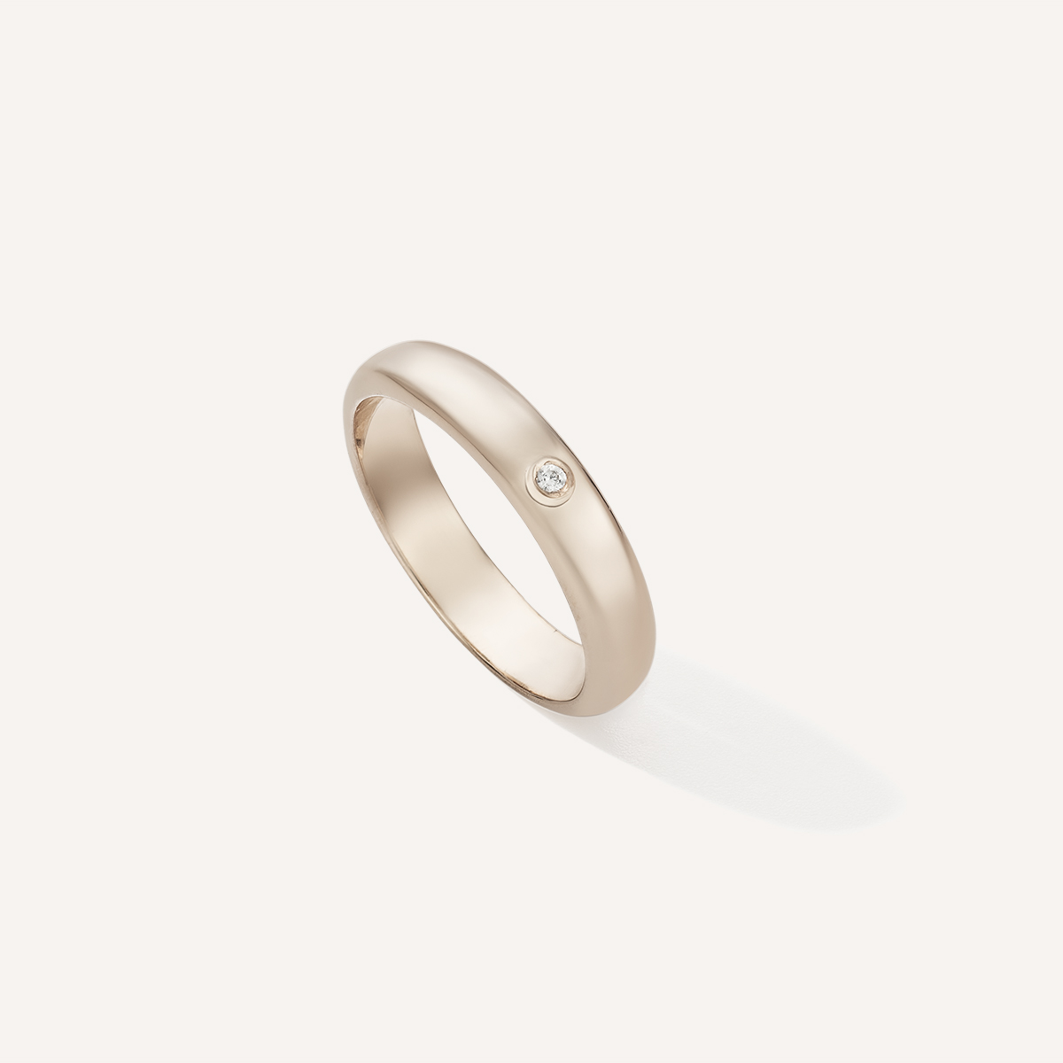 aliança de aro arredondado minimalista feita a mão em ouro 18k com diamantes para casamentos