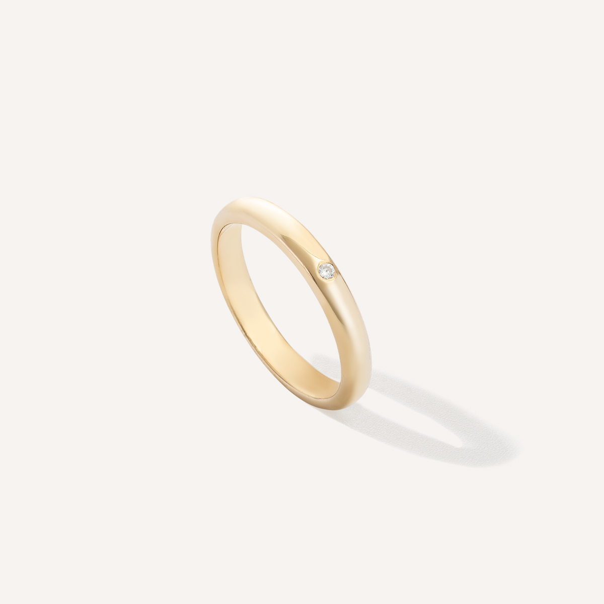 aliança de aro arredondado minimalista feita a mão em ouro 18k com diamantes para casamentos