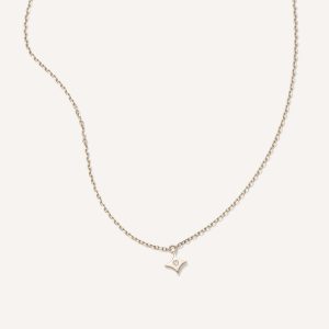 colar feito a mão em ouro 18k com pingente de estrela com diamante no centro minimalista
