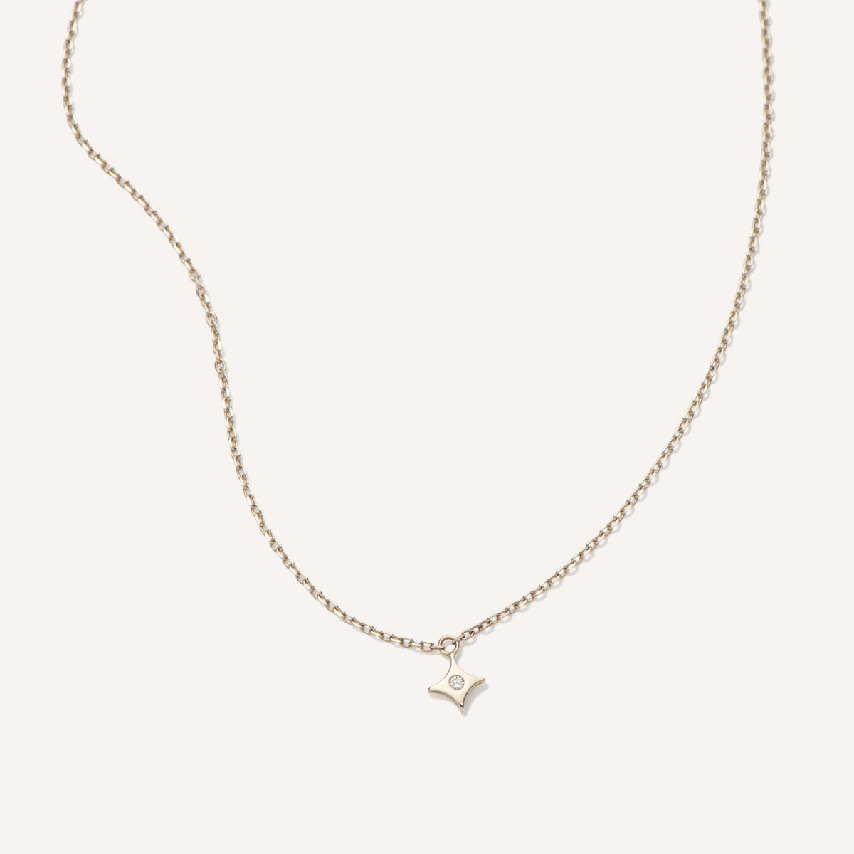 colar feito a mão em ouro 18k com pingente de estrela com diamante no centro minimalista