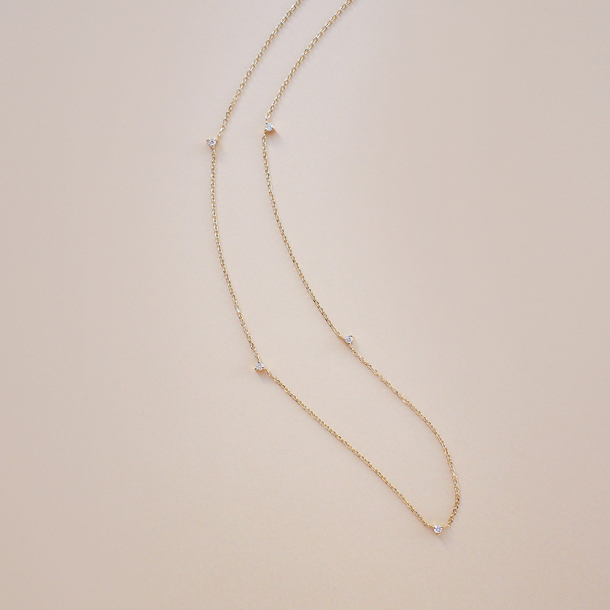 colar delicado e minimalista feito a mão em ouro 18k com pequenos diamantes