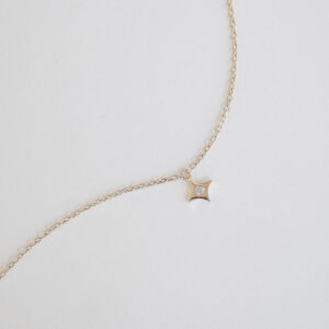 colar feito a mão em ouro 18k com pingente de estrela com diamante no centro minimalista