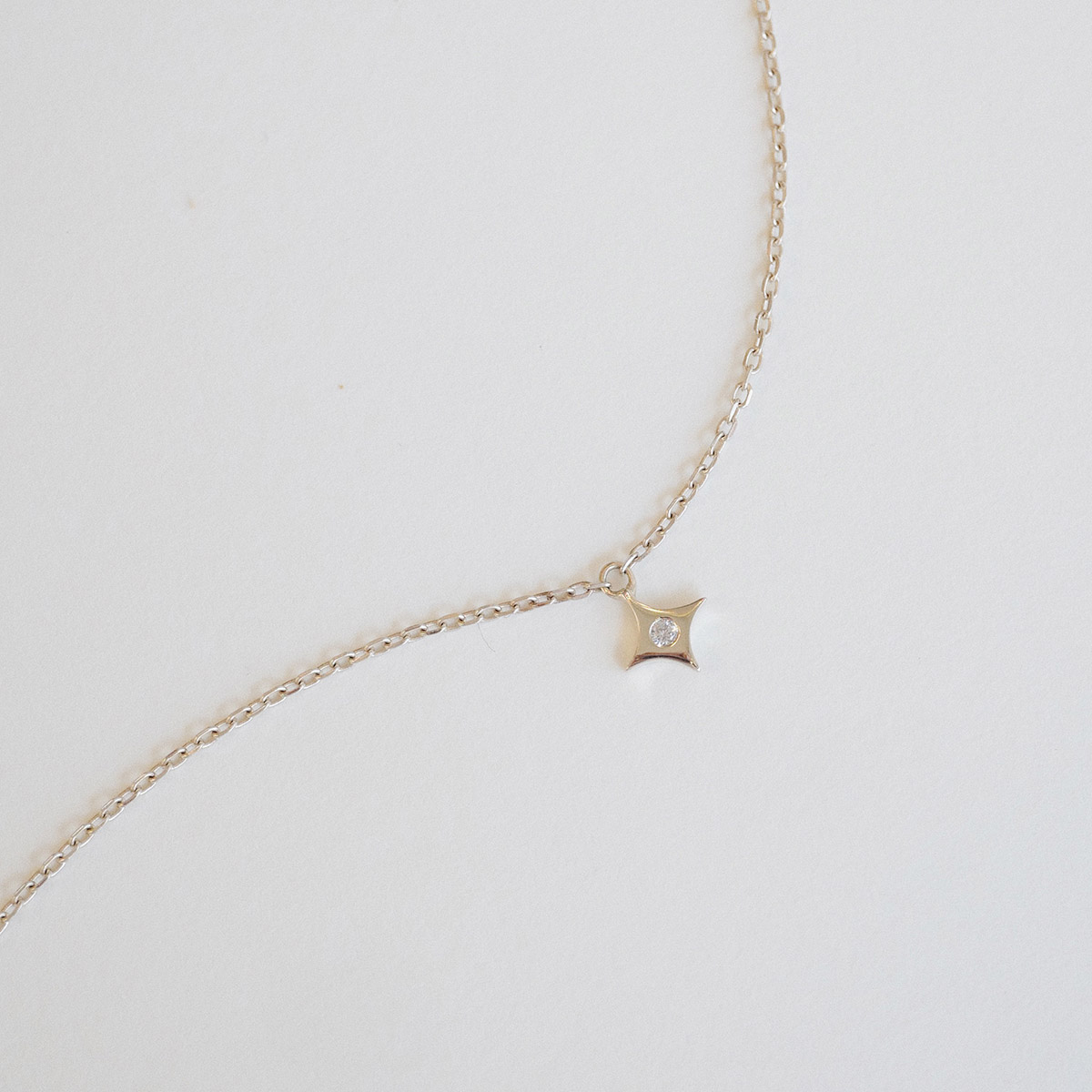 colar feito a mão em ouro 18k com pingente de estrela com diamante no centro minimalista