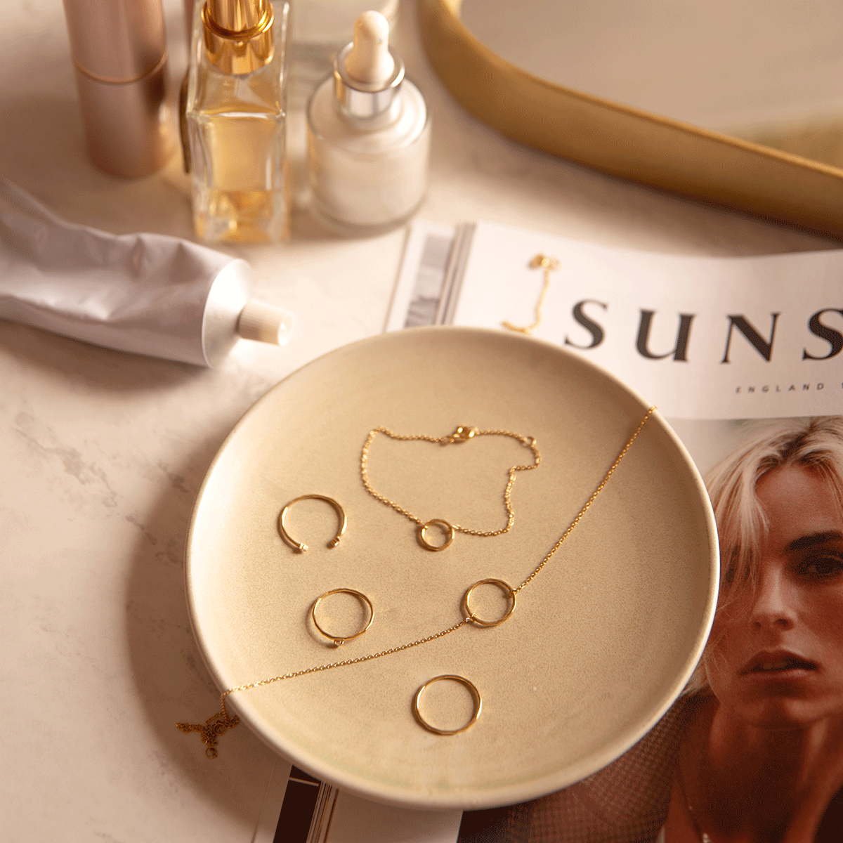 Prato com joias minimalistas feitas a mão em ouro 18k