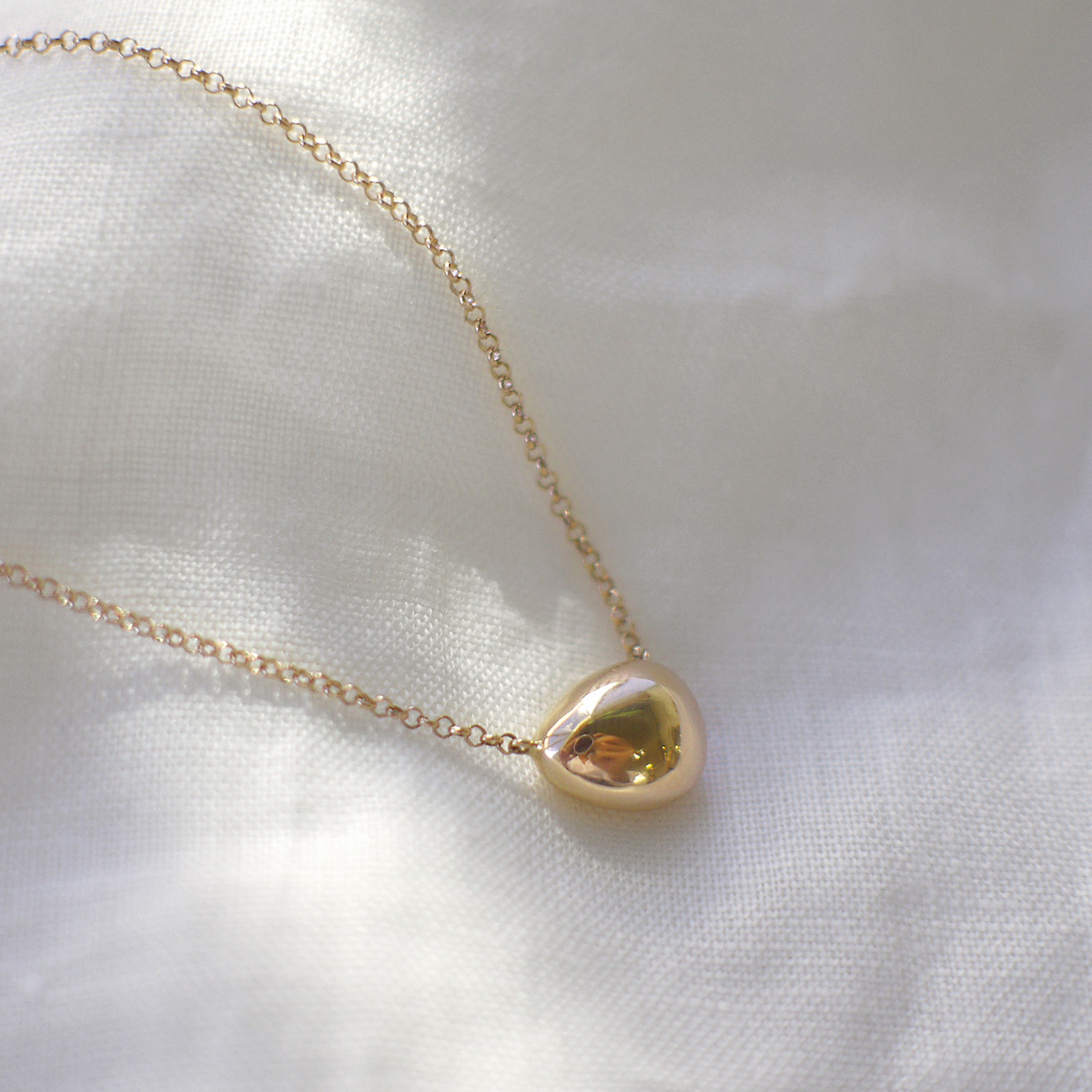 Colar minimalista com compartimento para cinzas feito a mão em ouro 18k
