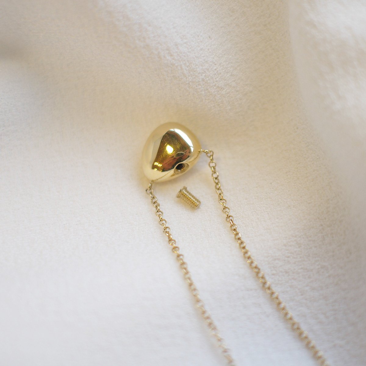 Colar minimalista com compartimento para cinzas feito a mão em ouro 18k