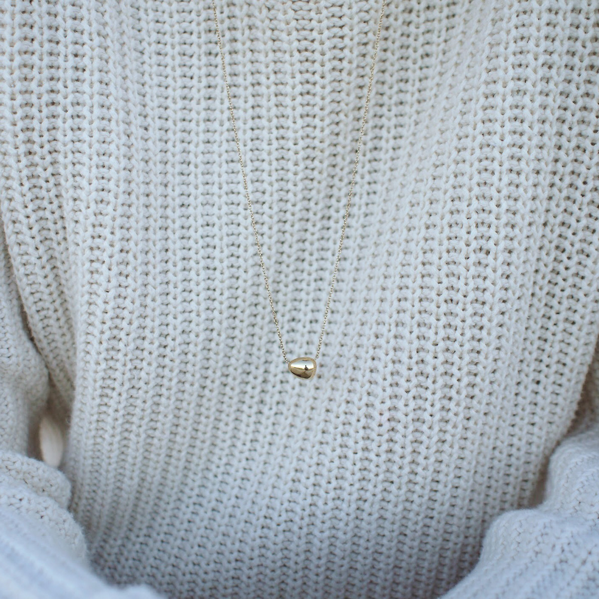 Mulher usando Colar minimalista com compartimento para cinzas feito a mão em ouro 18k