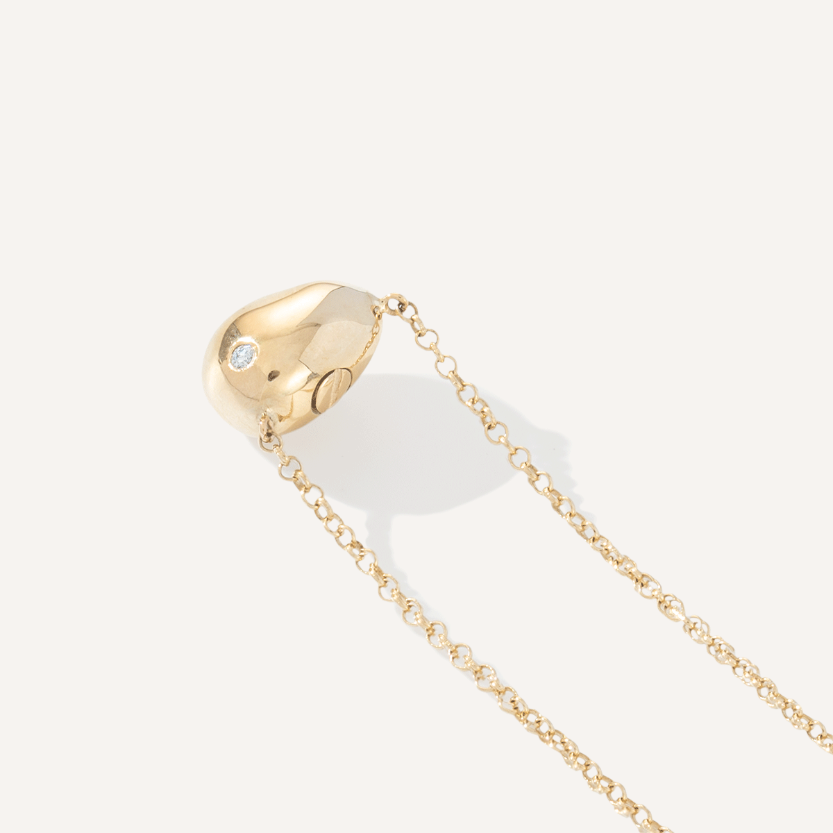 Colar minimalista com compartimento para cinzas feito a mão em ouro 18k