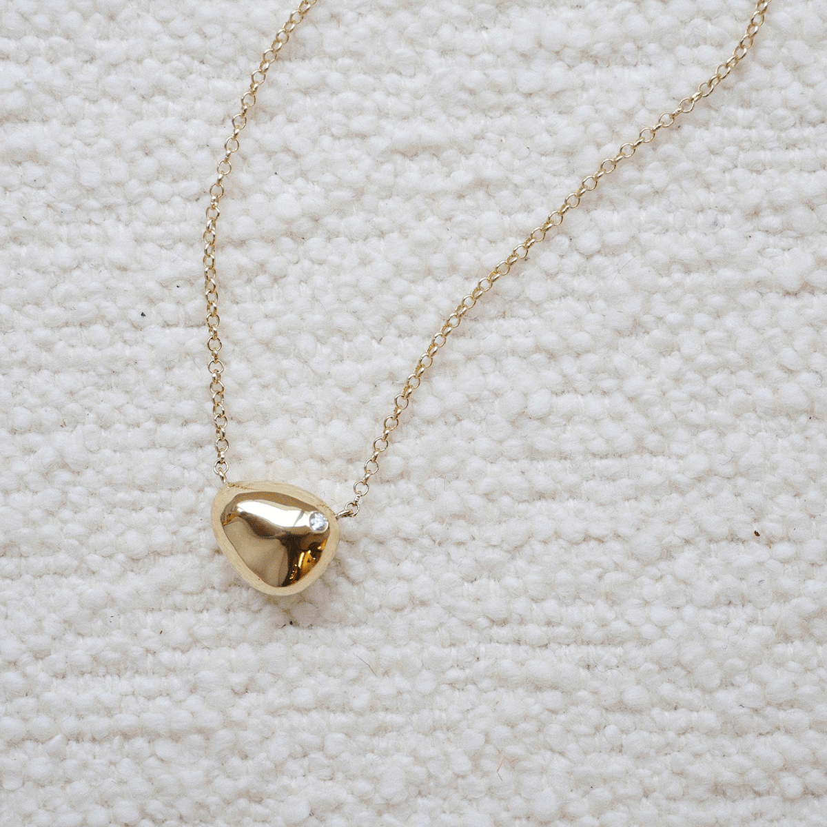 Colar minimalista com compartimento para cinzas feito a mão em ouro 18k