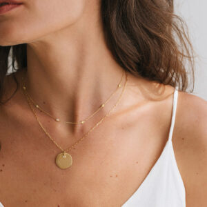 Mulher usando Corrente Lui, cartier longa minimalista feita a mão em ouro 18k com pingente e choker com discos de diamante