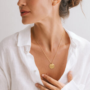 Mulher usando Corrente Lui, cartier longa minimalista feita a mão em ouro 18k com pingente