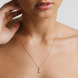 Mulher usando corrente cartier fina minimalista com pingente feitos a mão em ouro 18k