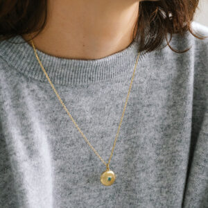 Mulher usando corrente cartier média minimalista feita a mão em ouro 18k com pingente de relicário