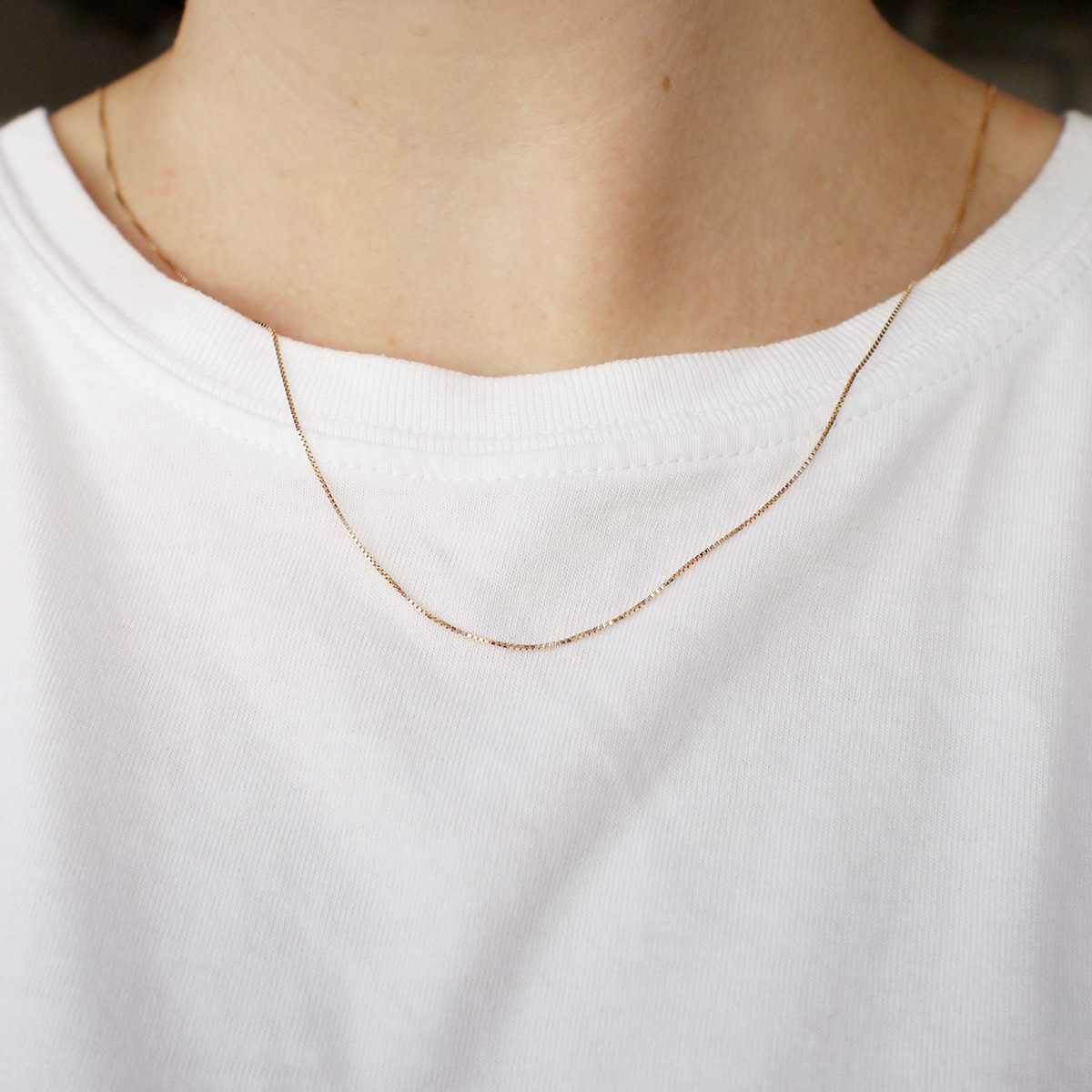 Mulher usando Corrente minimalista veneziana fina feita a mão em ouro 18k