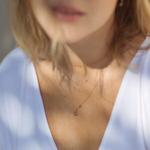 Mulher usando Corrente com pingente feito a mão em ouro 18k martelado com diamante no centro do círculo