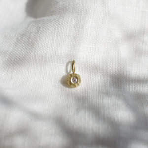 Corrente com pingente feito a mão em ouro 18k martelado com diamante no centro do círculo