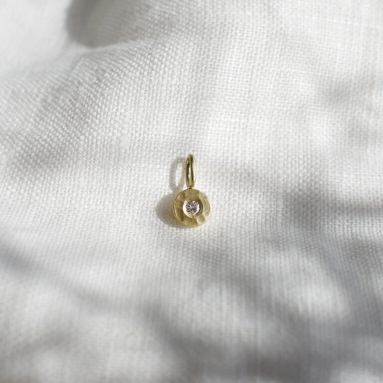 Corrente com pingente feito a mão em ouro 18k martelado com diamante no centro do círculo