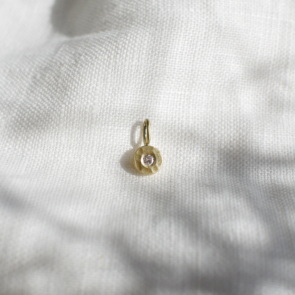 Corrente com pingente feito a mão em ouro 18k martelado com diamante no centro do círculo