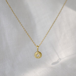 Corrente com pingente feito a mão em ouro 18k martelado com diamante no centro do círculo