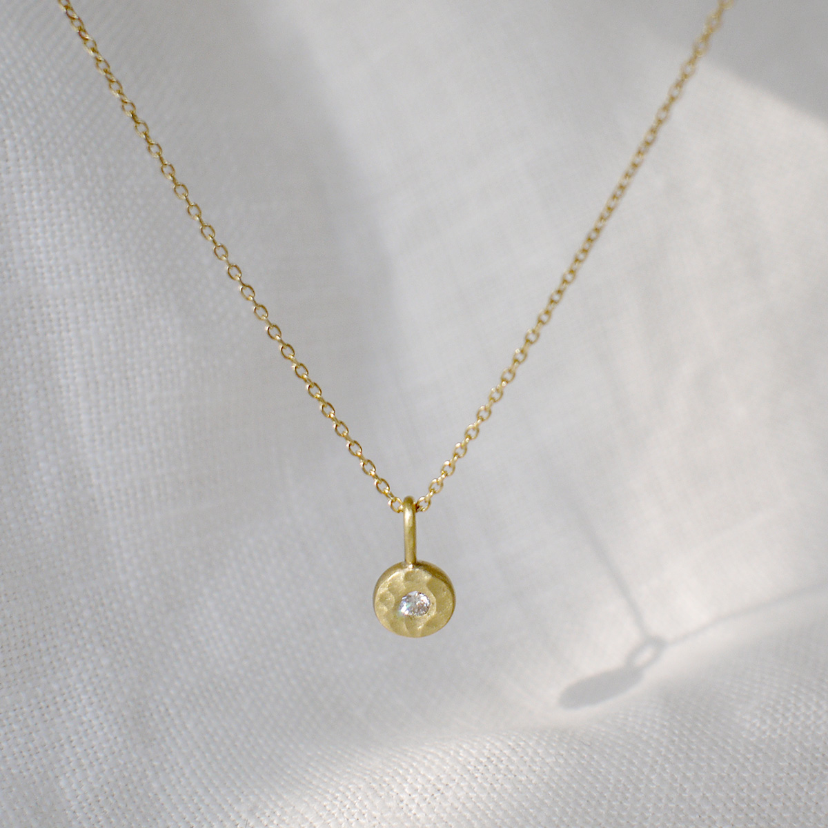 Corrente com pingente feito a mão em ouro 18k martelado com diamante no centro do círculo