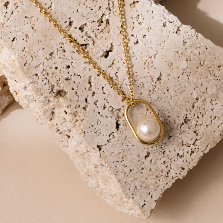 Corrente com Pingente feito a mão em ouro 18k em formato oval com pérola branca natural