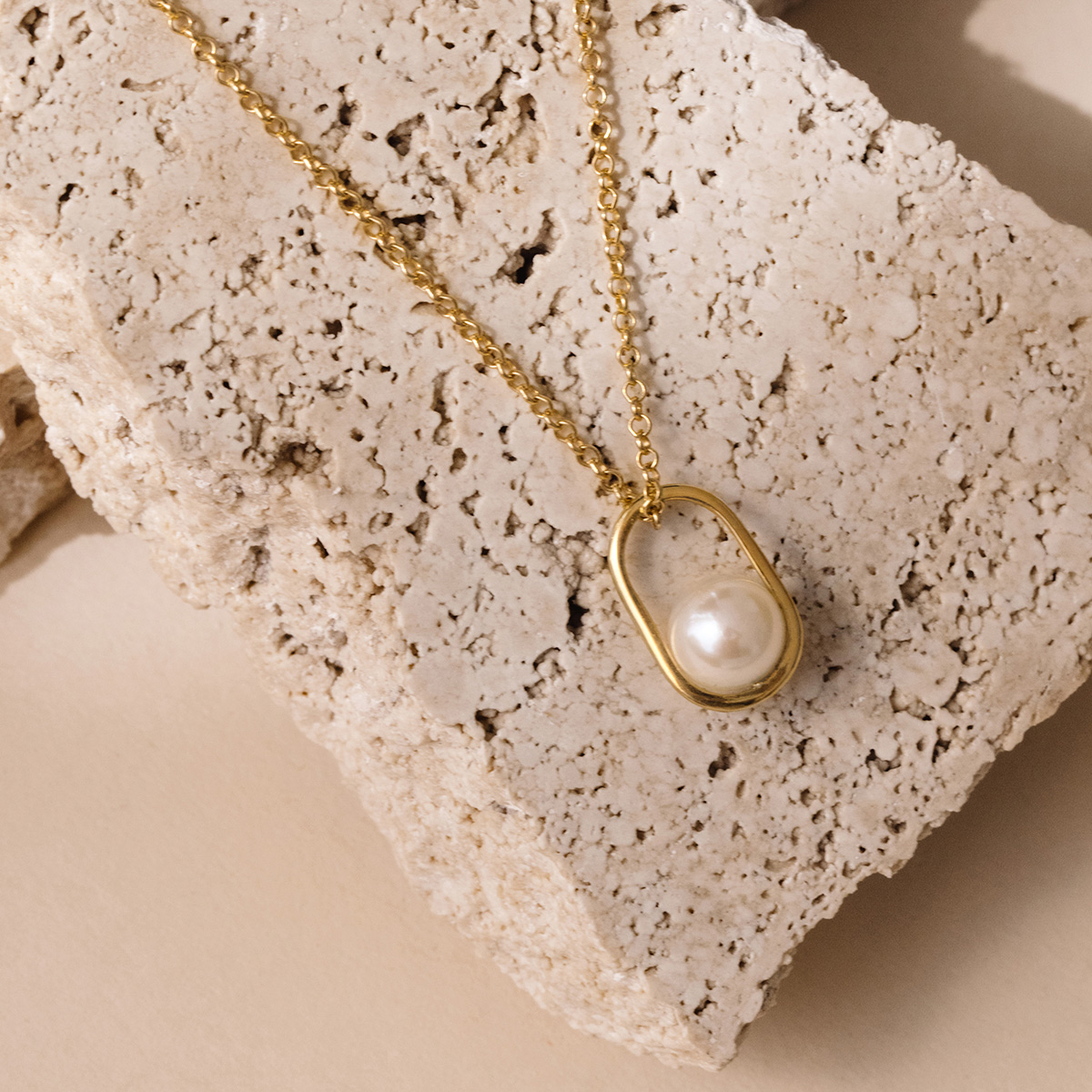 Corrente com Pingente feito a mão em ouro 18k em formato oval com pérola branca natural