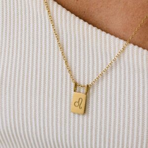 Mulher usando corrente com Pingente feito a mão em ouro 18k com gravação personalizável