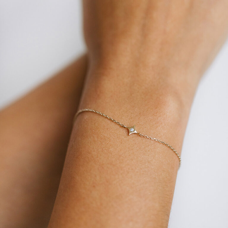 Pulseira feita a mão em ouro 18k com estrela e diamante minimalista