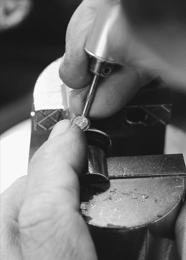 ourives produzindo anel de noivado em ouro 18k com diamante