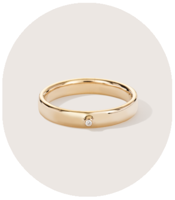 aliança feita à mão em ouro amarelo 18k e diamante sobre fundo branco