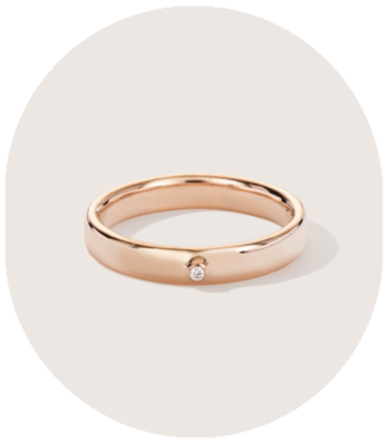 aliança feita à mão em ouro amarelo 18k e diamante sobre fundo branco