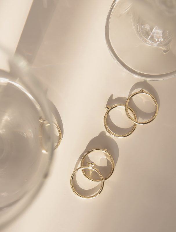 anel solitário minimalista feito à mão em ouro 18k com diamante para noivado