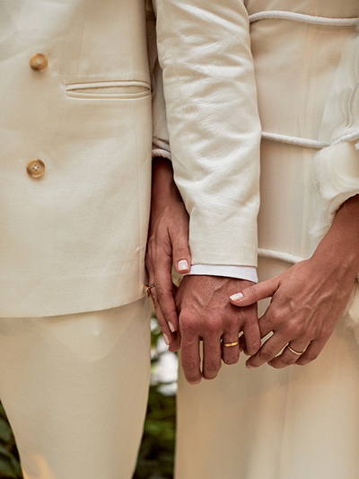 casal usando par de alianças feitas à mão em ouro 18k durante o casamento