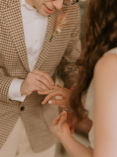 noivos colocando as alianças no casamento