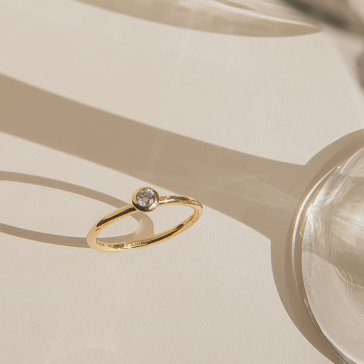 anel de noivado em ouro 18k e diamante minimalista e feito à mão sobre mesa