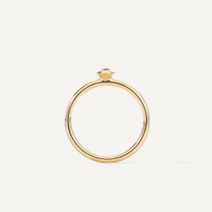 anel de noivado em ouro 18k e diamante minimalista e feito à mão sobre fundo branco