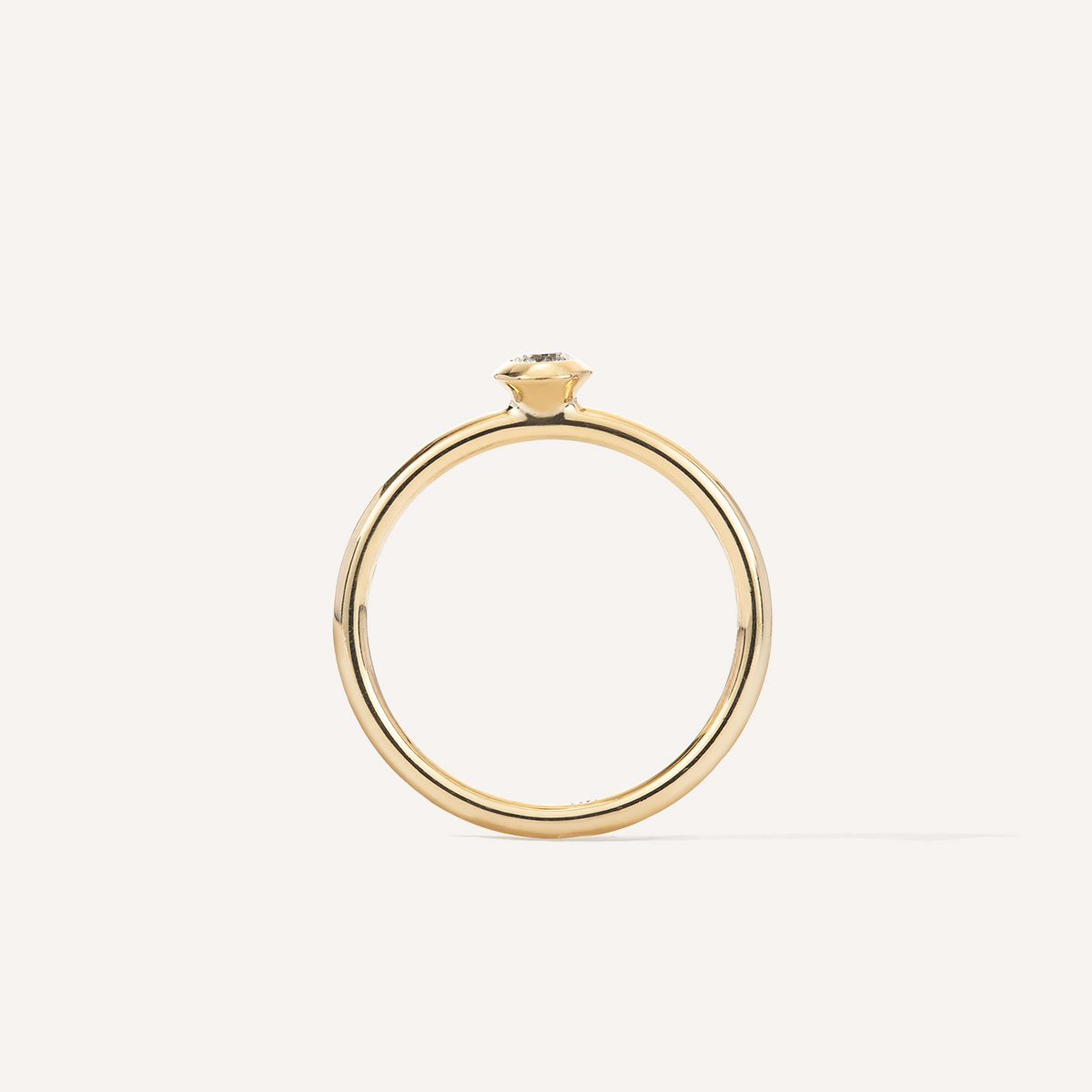 anel de noivado em ouro 18k e diamante minimalista e feito à mão sobre fundo branco