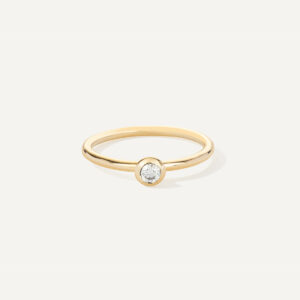 anel de noivado em ouro 18k e diamante minimalista e feito à mão sobre fundo branco