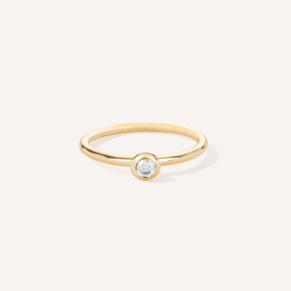 anel de noivado em ouro 18k e diamante minimalista e feito à mão sobre fundo branco