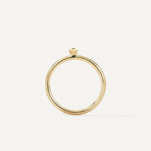 anel de noivado em ouro 18k e diamante minimalista e feito à mão sobre fundo branco