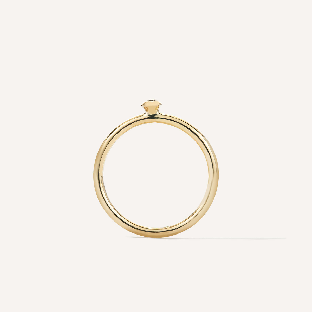 anel de noivado em ouro 18k e diamante minimalista e feito à mão sobre fundo branco