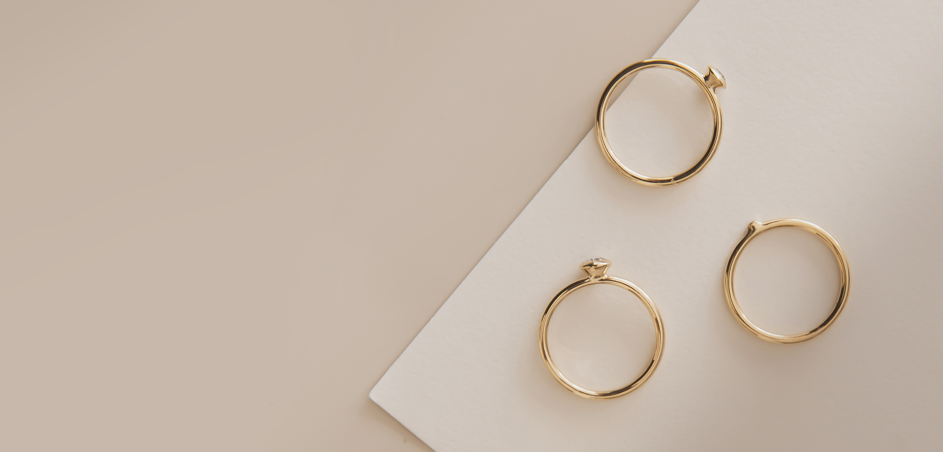 anel solitário minimalista feito à mão em ouro 18k com diamante para noivado