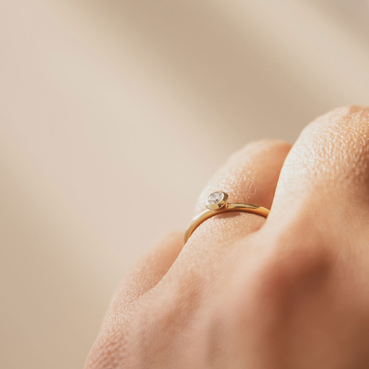 anel solitário minimalista feito à mão em ouro 18k com diamante para noivado