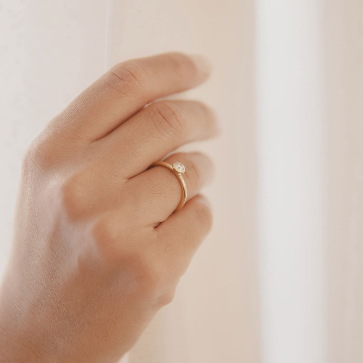 anel solitário minimalista feito à mão em ouro 18k com diamante para noivado