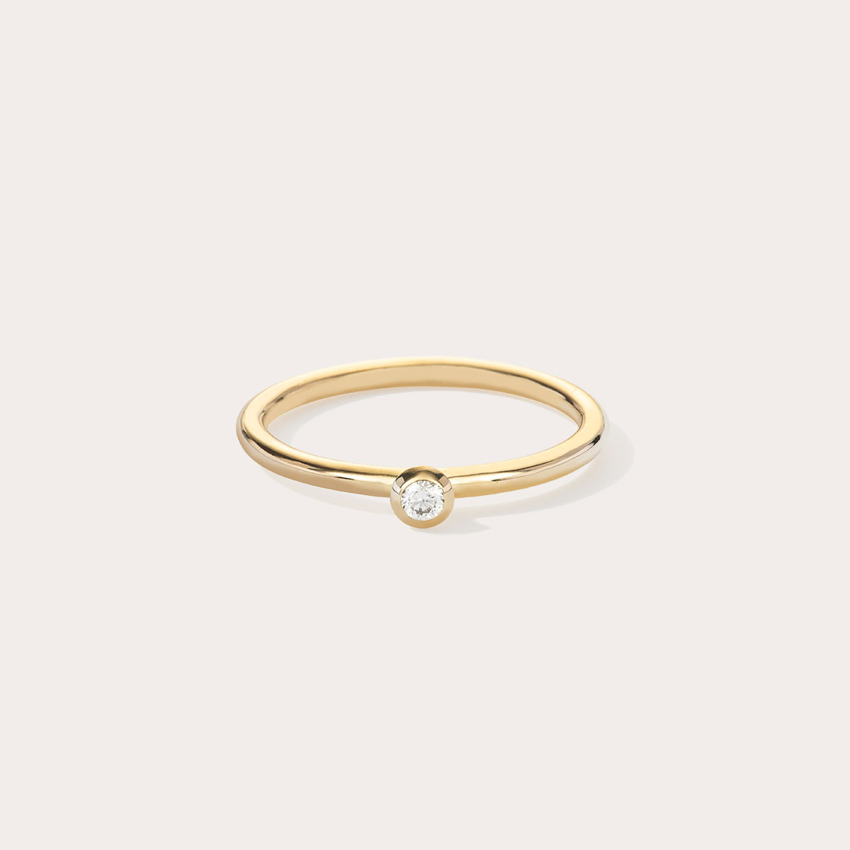 anel solitário minimalista feito à mão em ouro 18k com diamante para noivado