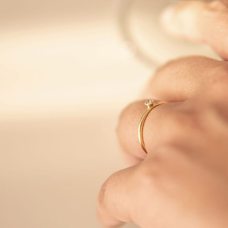 anel solitário minimalista feito à mão em ouro 18k com diamante para noivado