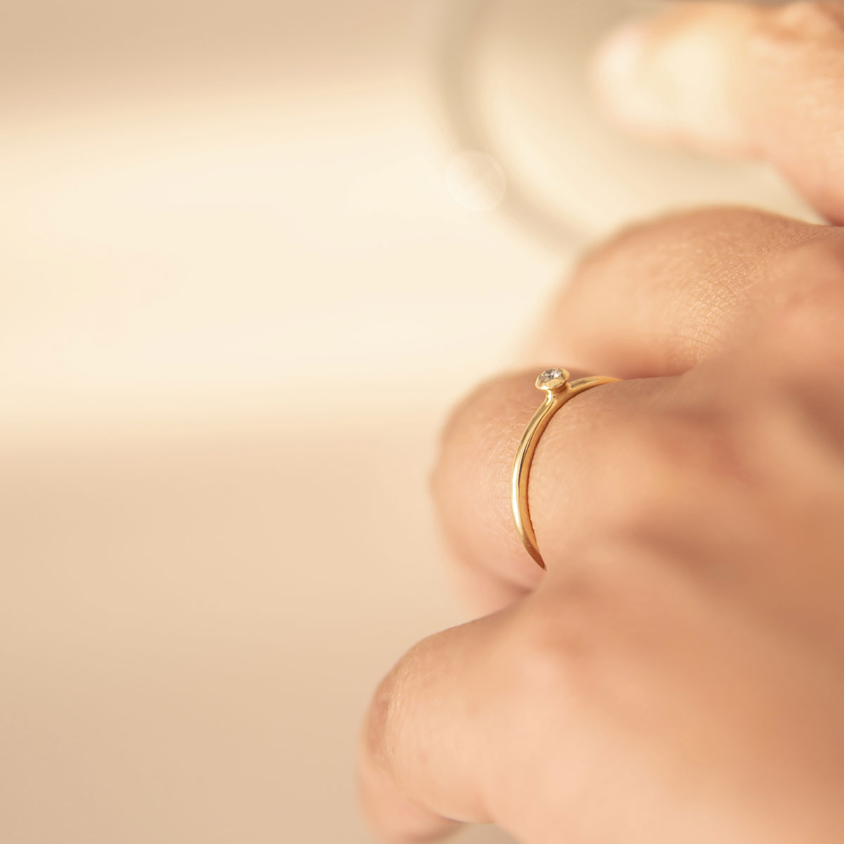 anel solitário minimalista feito à mão em ouro 18k com diamante para noivado