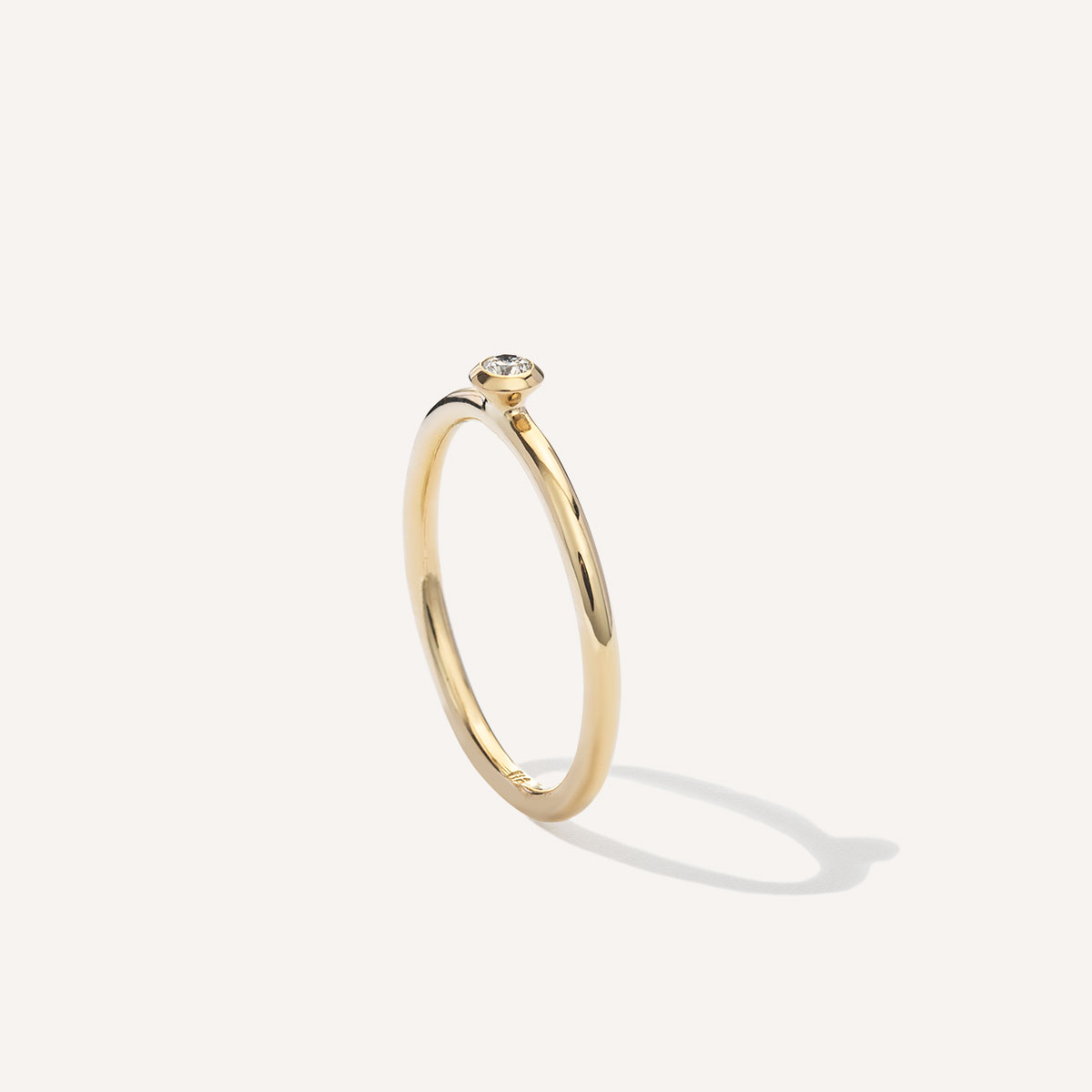 anel solitário minimalista feito à mão em ouro 18k com diamante para noivado