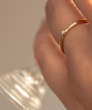 anel solitário minimalista feito à mão em ouro 18k com diamante para noivado