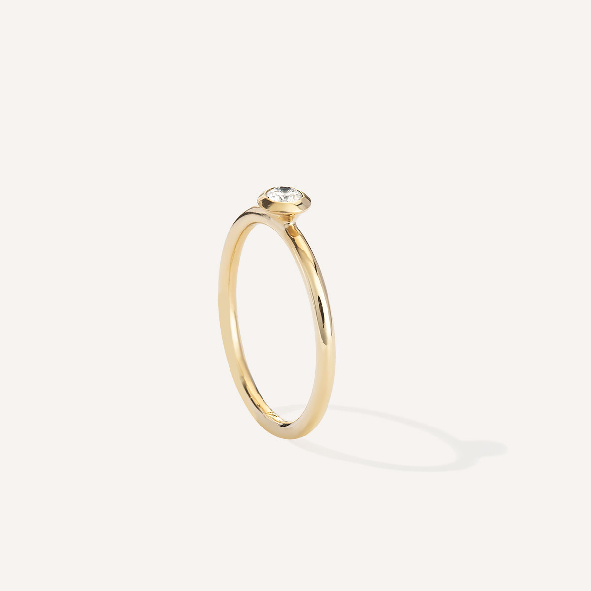 anel solitário minimalista feito à mão em ouro 18k com diamante para noivado